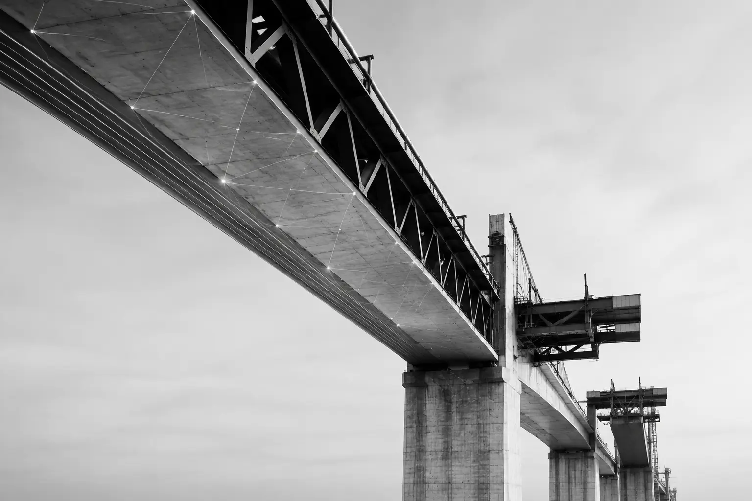 Monokróm hídszerkezet, amely a kérdéstől az üzleti eredményig vezető utat jelképezi